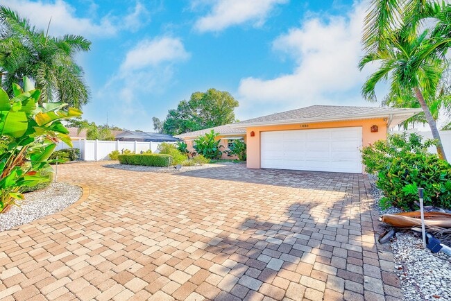 Building Photo - 3-Bedroom, 2-Bath Seminole Home – Fully Furnished & Move-In Ready!