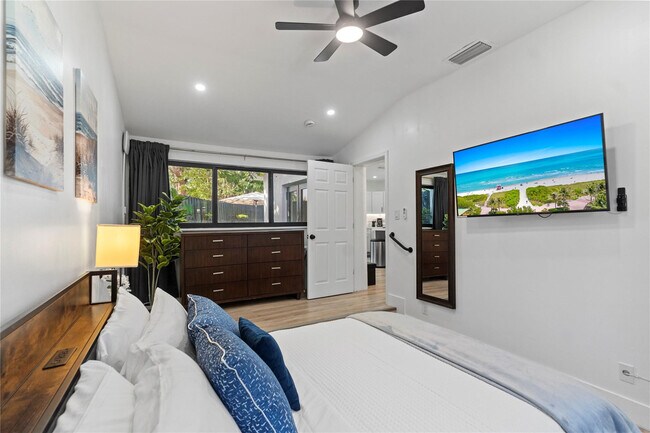 Building Photo - 719 NE 36th St