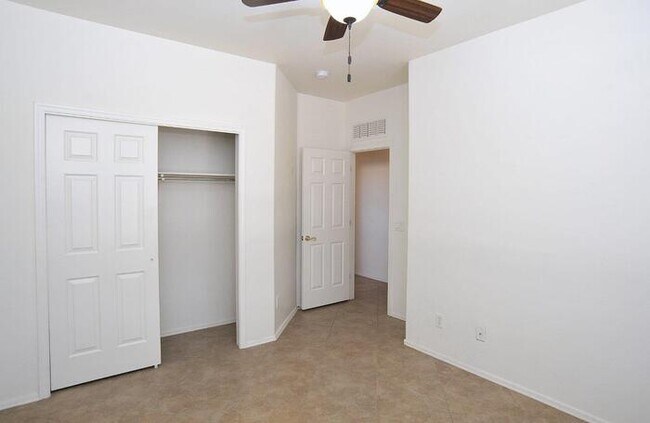 Building Photo - Priced right in Dove Mountain. Fresh & cle...