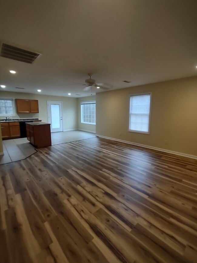 Building Photo - Clean 2 Bedroom 1 Bath duplex ~ Benton, KY