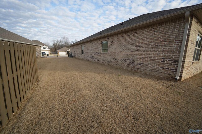 Building Photo - 204 Joan Cir