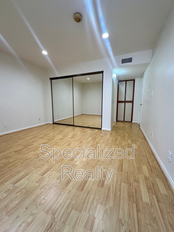 Building Photo - 14562 Dickens St