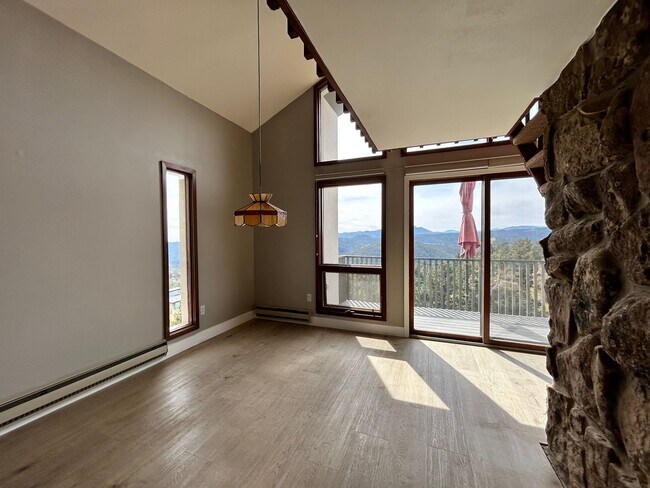Building Photo - 2 Bedroom Mountain Home with Loft and Spec...