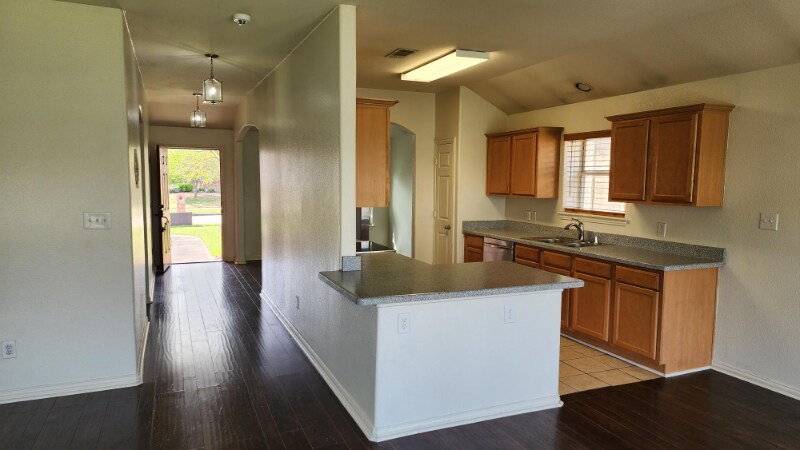 Building Photo - 515 Creekside Dr
