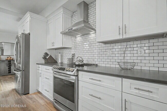 Building Photo - 10 Center St