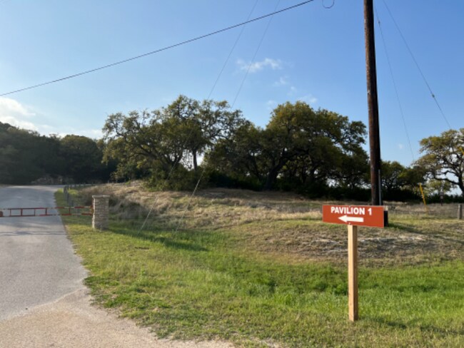 Building Photo - 1581 Parkview Dr