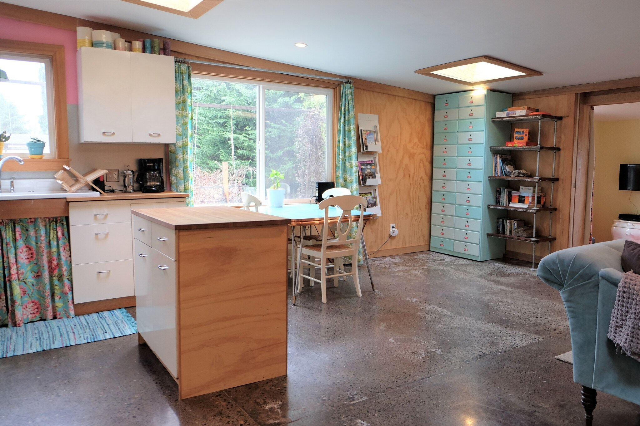 Building Photo - 10733 Phinney Ave N