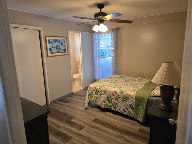 Building Photo - Central, 4 Parking Available, Furnished or...