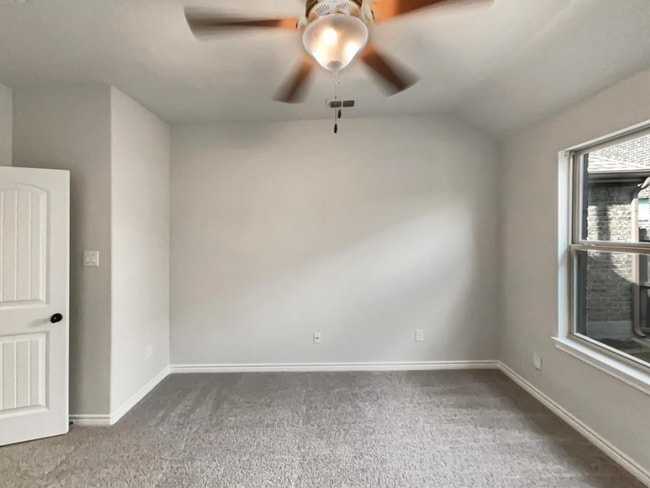 Building Photo - 1305 Freesia Dr