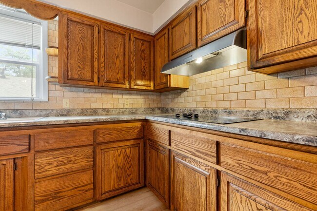 Building Photo - 3 Bedroom 2 Bath Home with Bonus Rooms and Tons of Extra Space