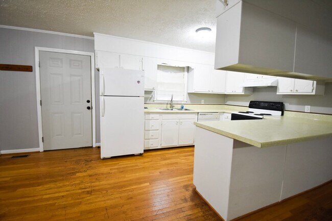 Building Photo - 3 Bedroom 1.5 Bathroom- no pets