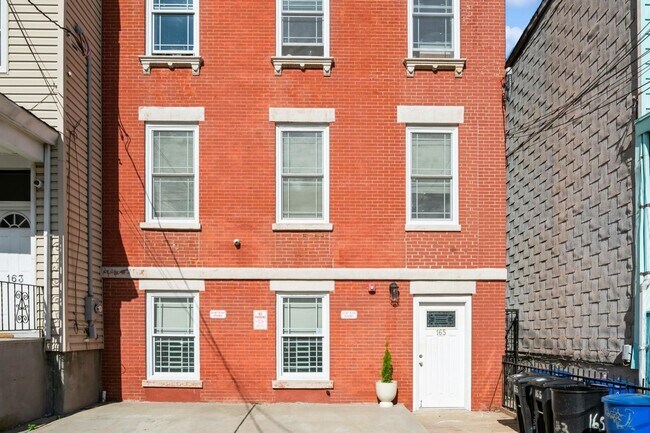 Building Photo - 165 Webster Ave