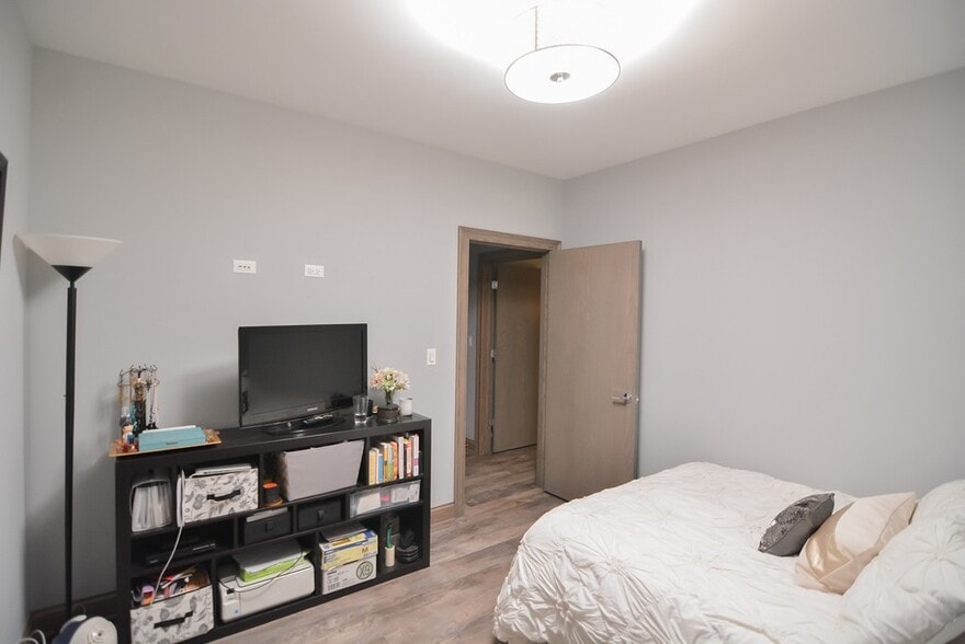 Building Photo - 4312 N Ashland Ave