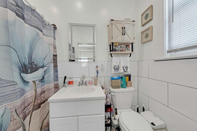 Building Photo - 632 Chase Ave