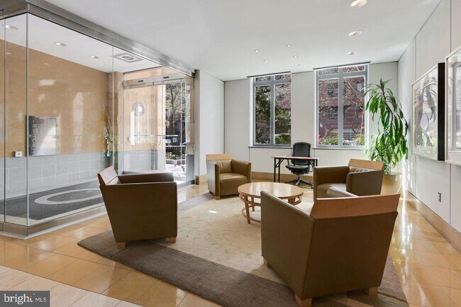 Building Photo - Thomas Circle/Mount Vernon One Bedroom W/P...