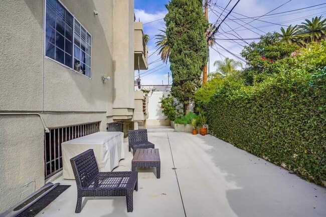 Building Photo - 852 N Poinsettia Pl