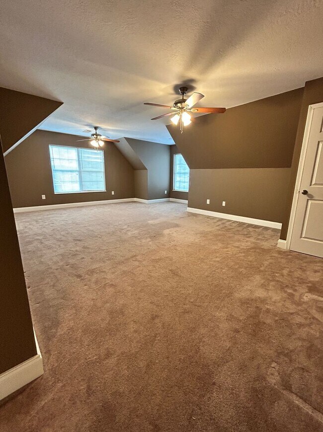 Building Photo - 310 Oak Vista Dr