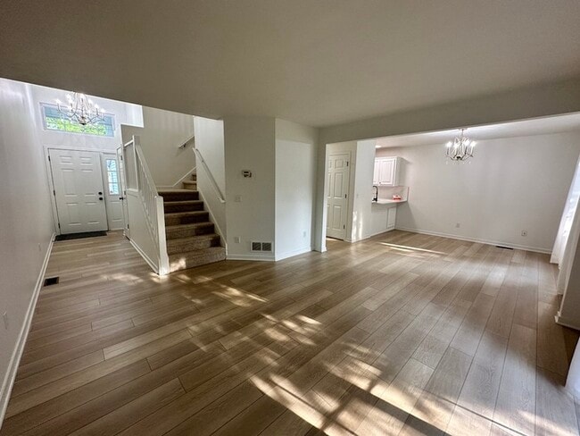 Building Photo - Grandville Condo 3 Bedroom and 2.5 Bathrooms