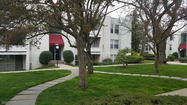 Building Photo - 448 River Rd