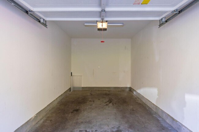 Building Photo - 200 Live Oak Way