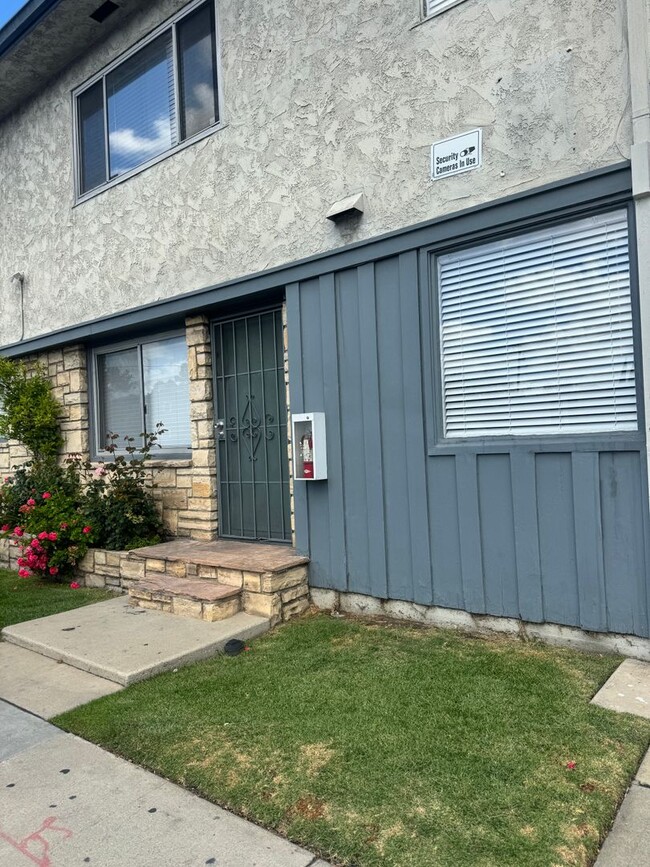 Building Photo - 1 BDRM, 1 BA WITH PARKING (PICTURES COMING...