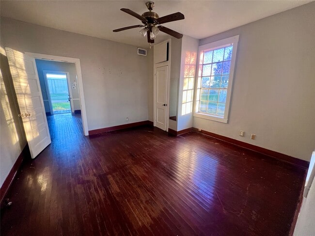 Building Photo - 621 Harrison Ln