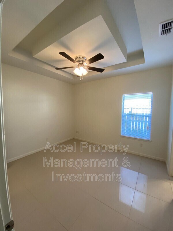 Building Photo - 1715 W Smith Dr