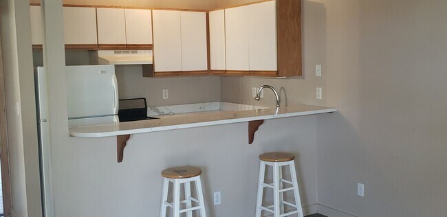 Primary Photo - Affordable 1 bedroom in town