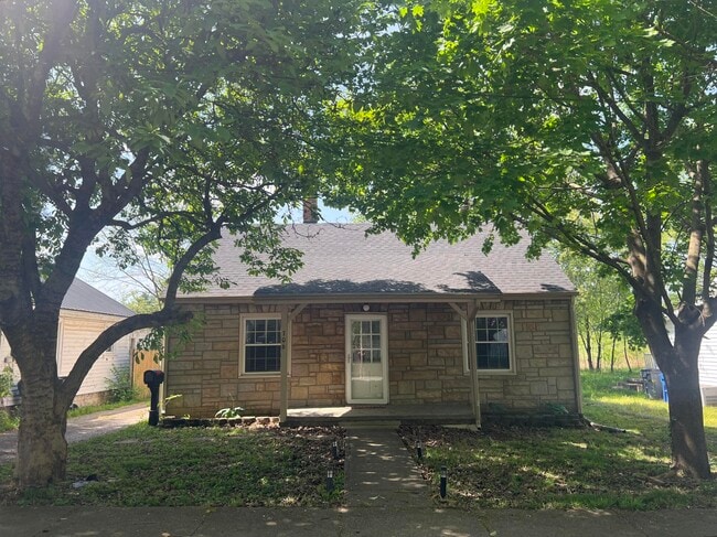 Building Photo - 706 Golfview Dr