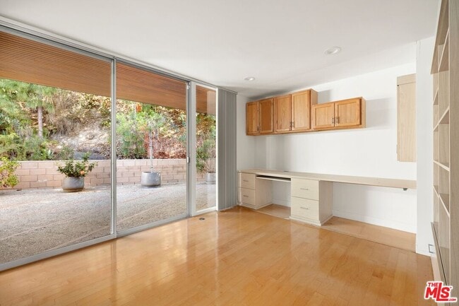 Building Photo - 590 N Tigertail Rd