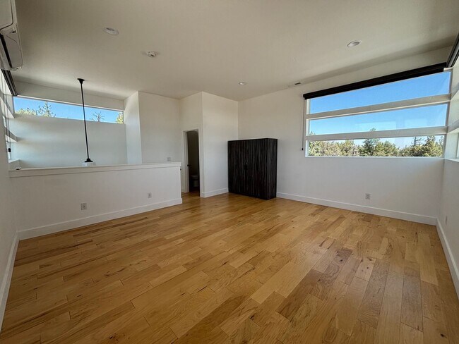 Building Photo - Stunning 4 Bed/3.5 Bath on 4.39 Acre Lot-7...