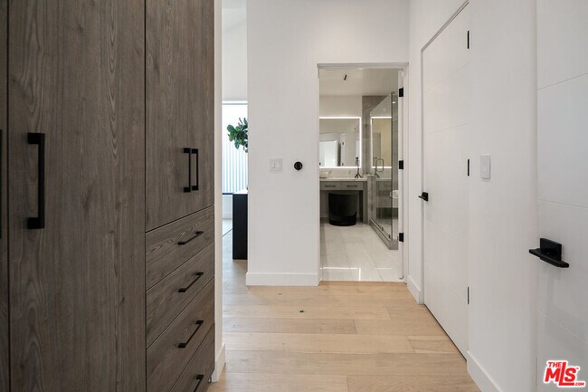 Building Photo - 5164 W Mid City Ct