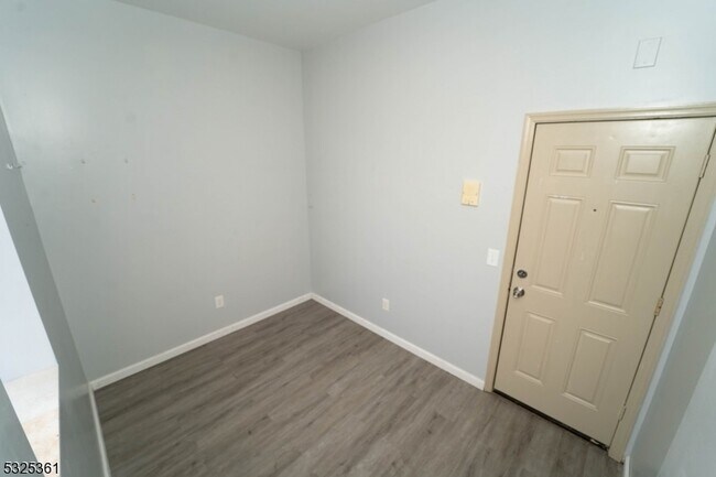 Building Photo - 331 Straight St