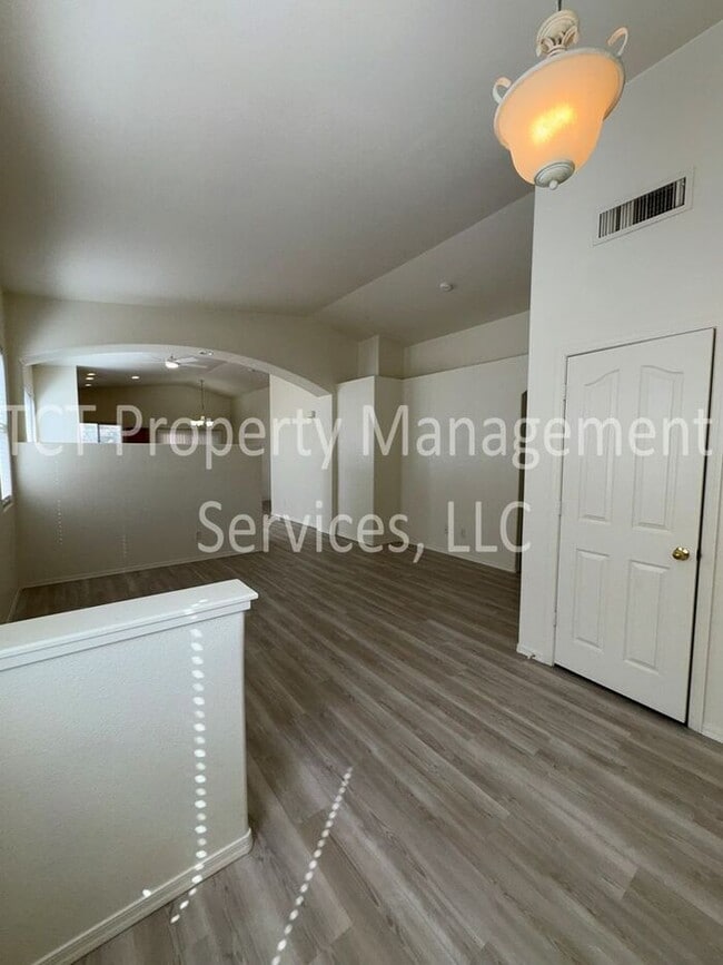 Building Photo - $500 off 1st full month's rent! Cute 3 Bedroom In Power Ranch!