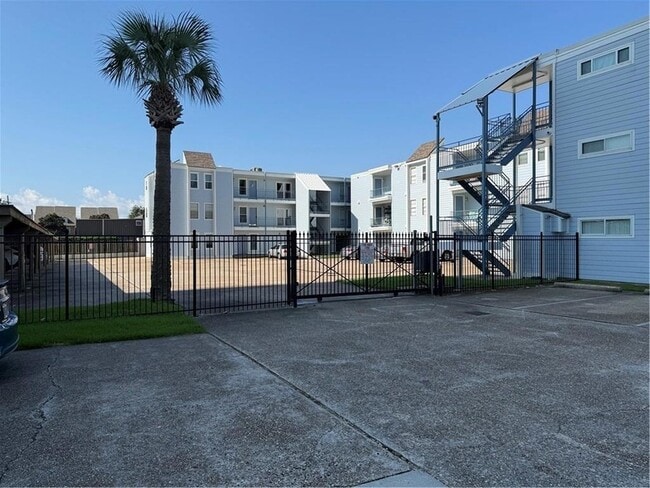 Building Photo - 318 Lake Marina Ave