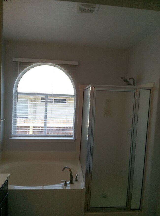 Building Photo - 226 Redbud Ln