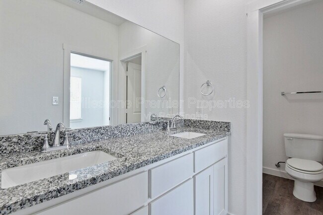 Building Photo - 718 W Texas St