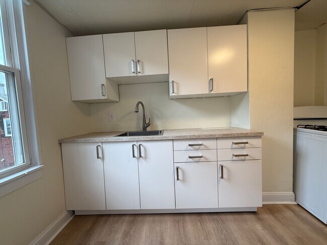 Building Photo - Updated 2 Bedroom apartment