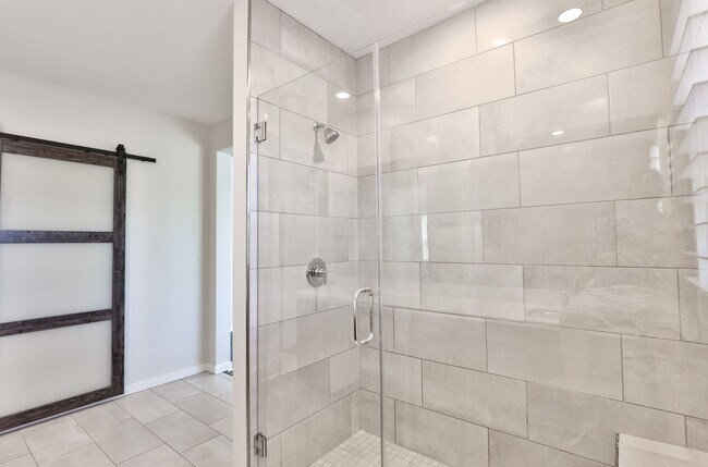 Building Photo - Gorgeous 4bed/3 bath End Unit Condo in Gil...