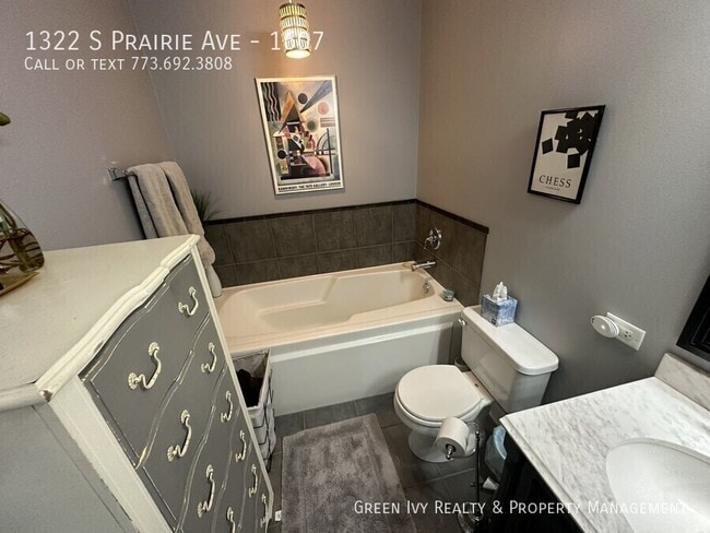 Building Photo - 1322 S Prairie Ave