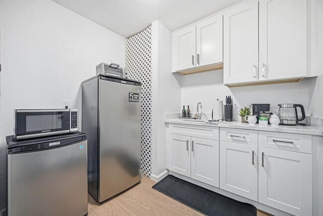 Building Photo - 542 Columbia Ave