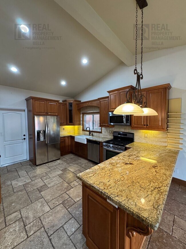 Building Photo - Spacious & Stylish Living in the Heart of Lake Elsinore