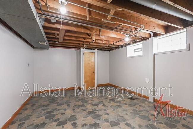 Building Photo - 9113 Outlook Dr
