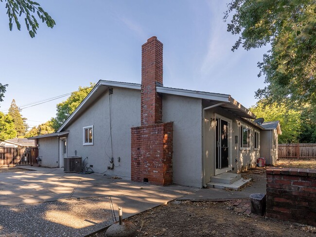 Building Photo - Single Level Ranch Home In Desirable Clayt...