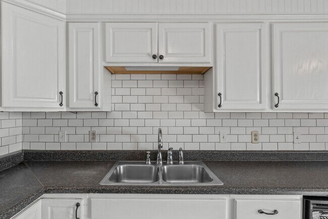 Building Photo - 4 Bedroom Pet Friendly Home For Rent!