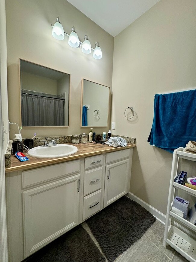 Building Photo - Rent Special: $250 Off First Month at 3BR/...