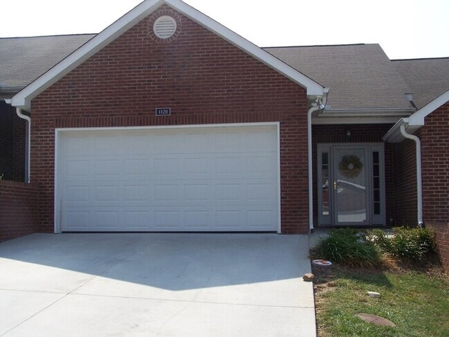 Primary Photo - 3 bed, 2 bath, 2 car garage townhouse w/ b...