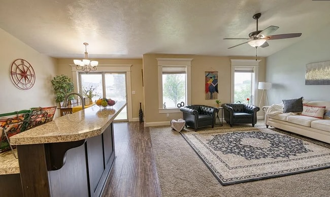 Building Photo - 5 Bed 3 Bath Home in Idaho Falls