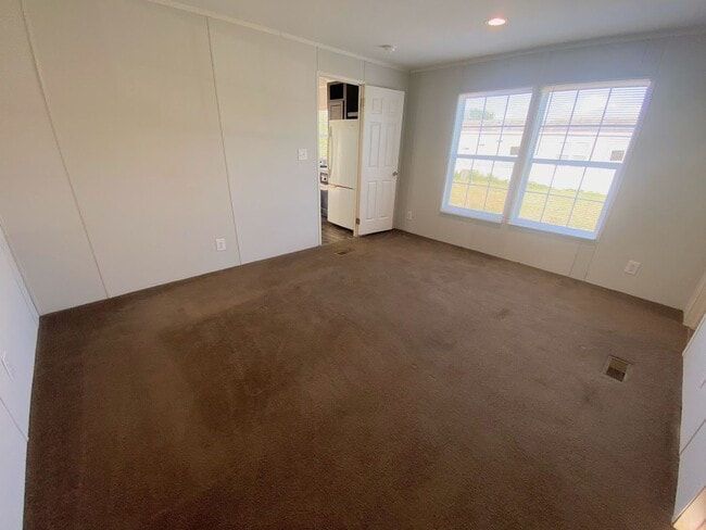 Building Photo - Spacious 3 Bedroom Mobile Home for Rent in...