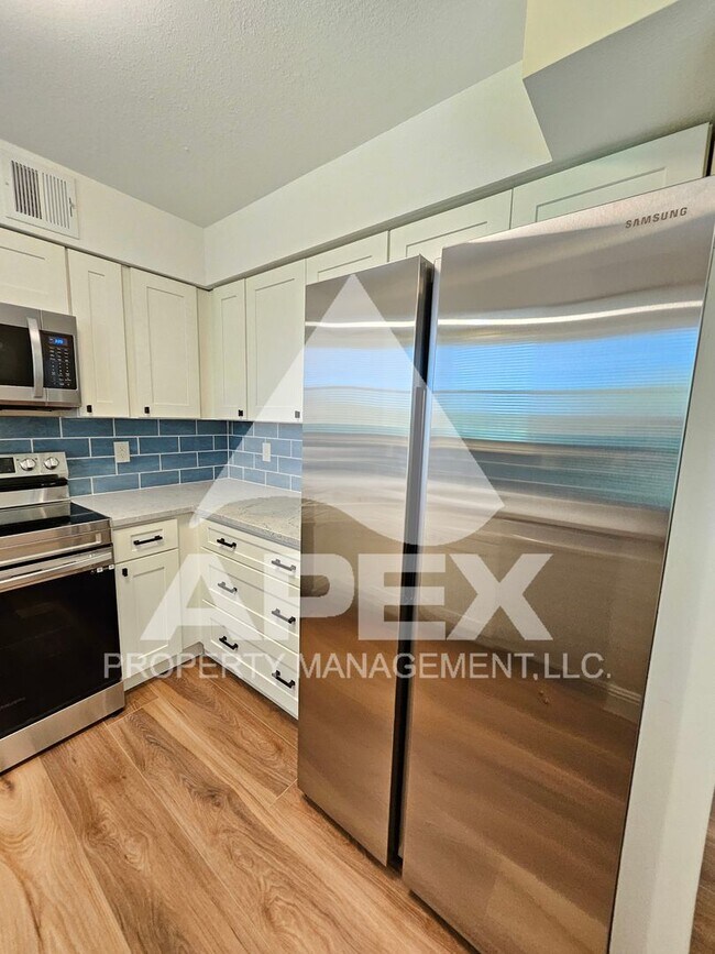 Building Photo - Renovated - 2 Bd 2.5 Ba Townhouse Duplex w/Huge Bonus room and oversized 1-car garage in West Kno...